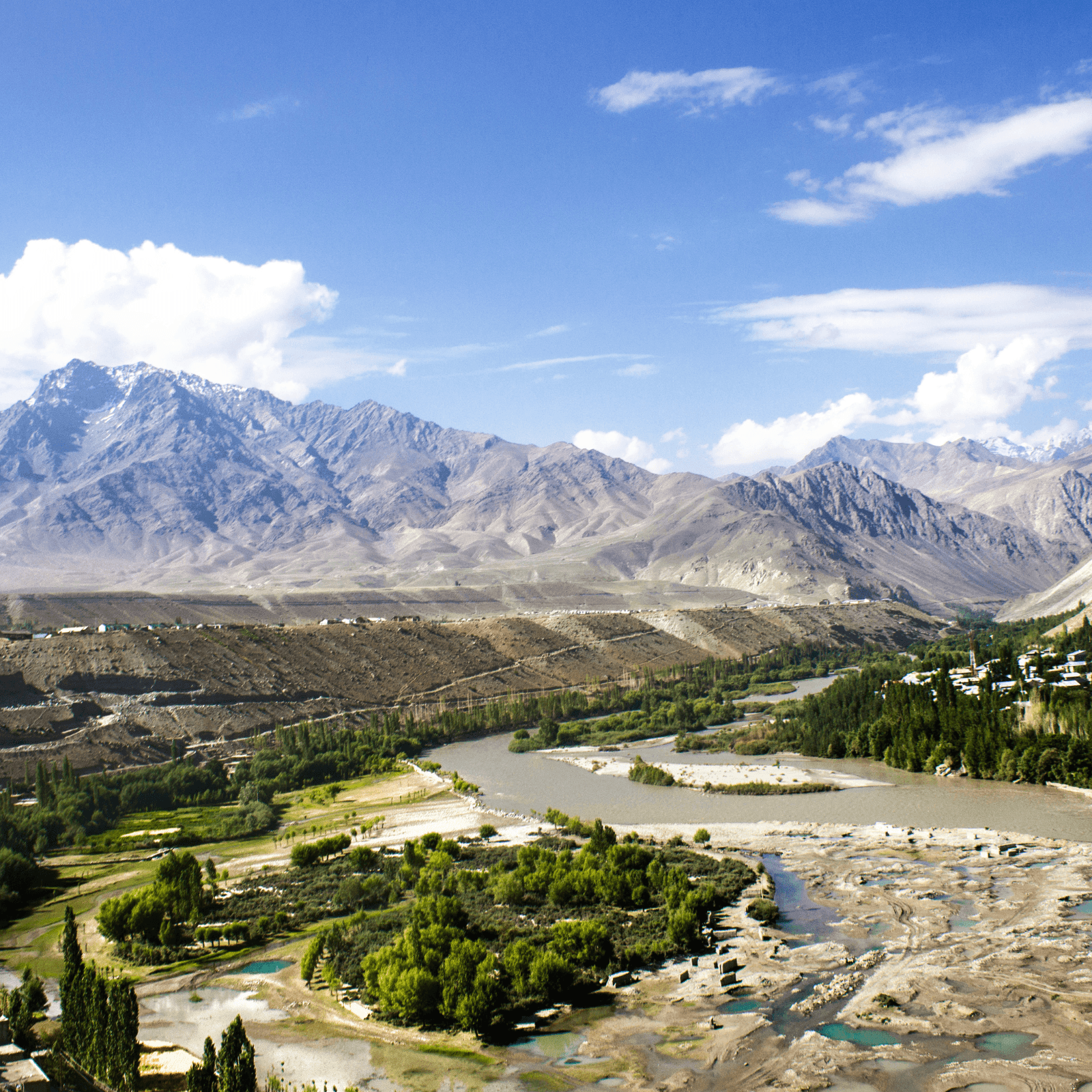 Betaab & Aru Valleys: Explore the natural beauty of lush meadows and glistening rivers.