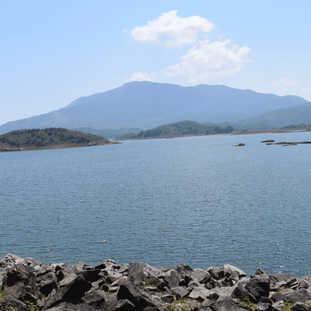 Delight in the awe-inspiring Banasura Sagar Dam, India's largest earthen dam. Here, the panoramic views and boating opportunities provide a perfect blend of thrill and tranquility.