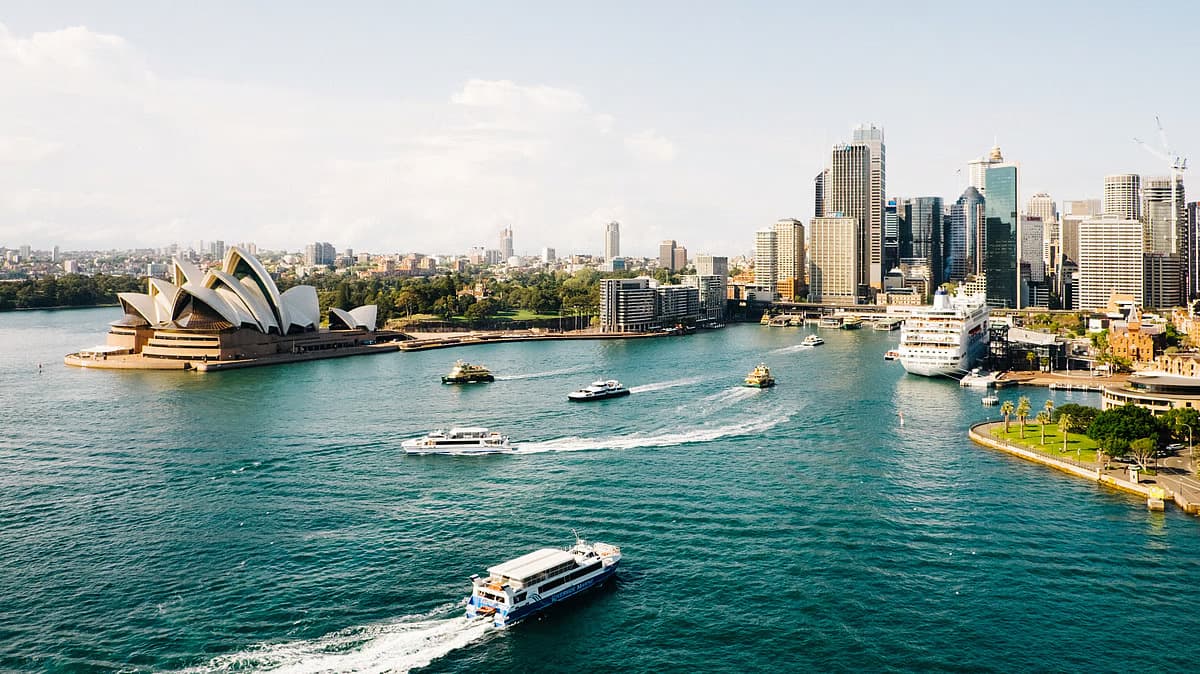 Sydney – The Vibrant Harbour City ✅ Sydney Showboat Dinner Cruise – A luxurious night with a 3-course meal & live entertainment while cruising Sydney Harbour ✅ Sydney Opera House Tour – Step inside Australia’s most iconic architectural wonder ✅ Bondi Beach & Sydney Tower Eye – Panoramic views and a taste of Sydney’s relaxed beach culture ✅ Blue Mountains Day Trip – Witness the Three Sisters, Scenic Skyway, and Echo Point Lookout